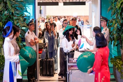 Đà Nẵng đón hơn 300 khách đầu tiên của Emirates bằng nón lá